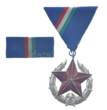 1951. 'Közbiztonsági Érem ezüst fokozata a rendőrség tagjai részére' ezüstözött bronz kitüntetés mellszalagon, szalagsávval T:AU NMK 550