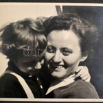 cca 1950 Családi fotóalbum, kb. 35 db beragasztott fotó, vegyes méretben, harántalakú, zsinórfűzéses albumban, 24x18 cm