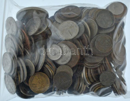 Vegyes, magyar és külföldi érmetétel mintegy ~1kg súlyban, főleg 1950 előtti darabokkal T:vegyes Mixed, Hungarian and foreign coin lot (~1kg) within mostly with coins before 1950 C:mixed