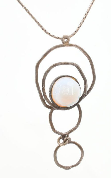 Ezüst (Ag) nyaklánc opál színű medállal, jelzett, h: 42 cm, bruttó: 7,2 g