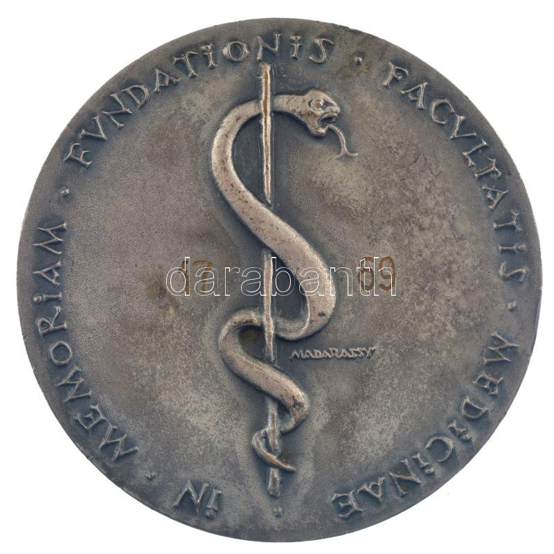 Madarassy Walter (1909-1994) 1967. 'Scientiarum Medicinae Universitas Budapestinensis - Semmelweis, Hőgyes, Korányi / In memoriam fundationis facultatis medicinae' kétoldalas ezüstpatinázott bronz emlékérem, hátoldalon '1769' vésettel - Image 2