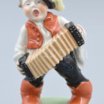 Herendi harmonikás fiú. Kézzel festett, jelzett, hibátlan, m: 20,5 cm