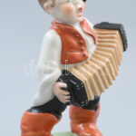 Herendi harmonikás fiú. Kézzel festett, jelzett, hibátlan, m: 20,5 cm - Image 2