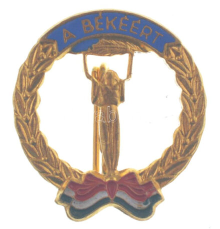 ~1970-1980. 'A békéért' aranyozott, zománcozott jelvény (22x20mm) T:1-