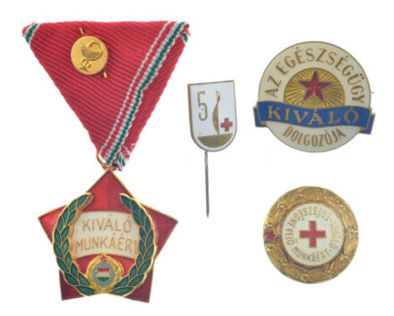 ~1970. 'Az Egészségügy Kiváló Dolgozója' műgyantás fém kitüntető jelvény + 'Kiváló Munkáért' aranyozott, zománcozott fém kitüntetés mellszalagon, az egészségügyben dolgozók számára + 'Kiváló Egészségnevelő Munkáért'