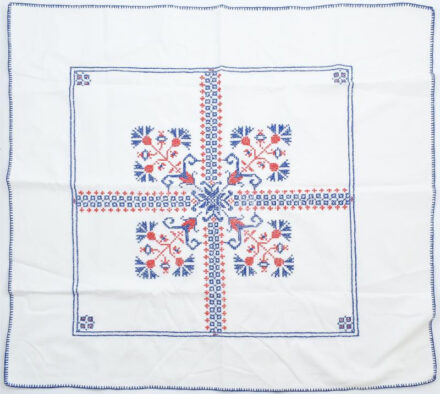 Gépi hímzésű terítő 80x80 cm