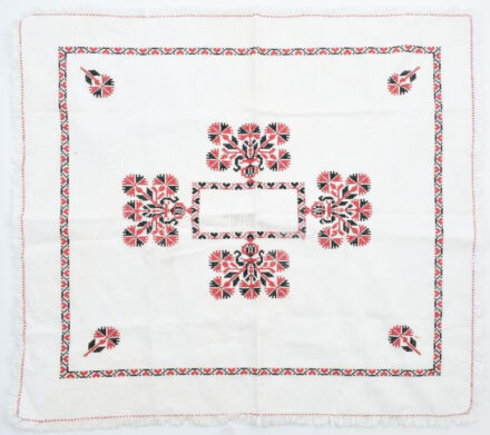 Gépi hímzésű terítő 80x80 cm