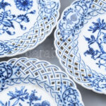 6 db Meisseni porcelán tányér. Máz alatti kék festéssel. Hibátlan d: 15 cm - Image 2