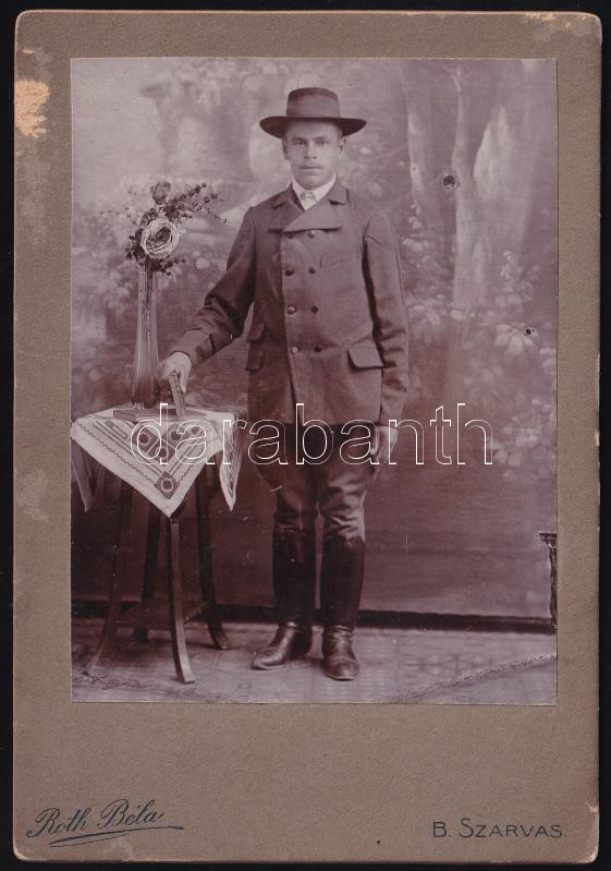 cca 1900 Férfi műtermi portréja, keményhátú fotó Róth Béla szarvasi műterméből, sérült karton, 14×10 cm