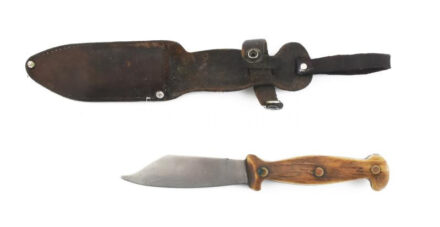 Agancs nyelű tőr, bőr tokban, jelzés nélkül, h: 23 cm