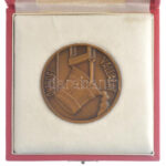 1967. 'Öntödei Vállalat' kétoldalas bronz emlékérem, hátoldalon gravírozva 'PV. NAGYGYAKORLAT 1967', eredeti tokban (55mm) T:UNC
