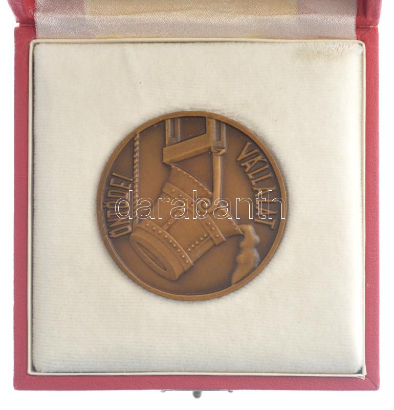 1967. 'Öntödei Vállalat' kétoldalas bronz emlékérem, hátoldalon gravírozva 'PV. NAGYGYAKORLAT 1967', eredeti tokban (55mm) T:UNC