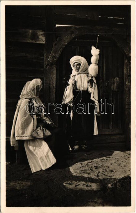 Romania, Paysannes des Carpathes / Bäuerinnen aus den Karpathen / Peasant women from the Cartpahians, Romanian folklore