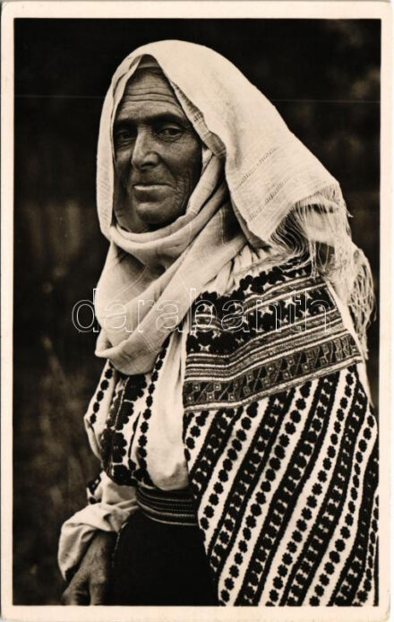 Romania, Paysanne de la Valachie / Bäuerin aus Muntenien / Peasant woman from Muntenia, Romanian folklore (glue mark)