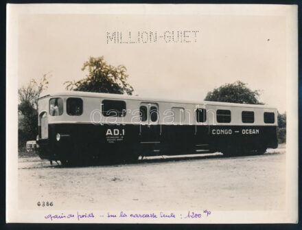 cca 1930-40 Congo-Ocean vonat Kongóban, Million-Guiet gyártmány, fotó, alján francia ny. felirattal, jelzés nélkül / Railway photo of the Congo-Ocean line in Africa, unsigned, with description in French at the bottom, 18x24 cm