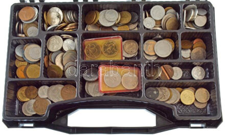 ~1,5kg vegyes magyar és külföldi érmetétel nagyalakú műanyag dobozban, közte 2003. 20Ft 'Deák' T:vegyes ~1,5kg mixed hungarian and foreign coin lot in a plastic hardcase, in it Hungary 2003. 20 Forint 'Deák' C:mixed