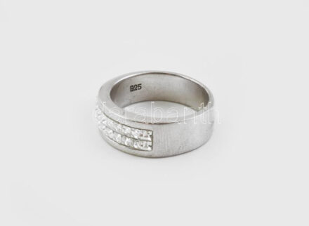 Ezüst (Ag) gyűrű, cirkóniával ékítve, jelzett, m: 58, bruttó: 6,7g