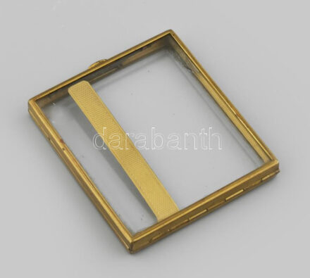 Cigaretta tárca. Art-deco, látványos ritka fazettás szélű üveg cigaretta tárca réz-kopott aranyozású zsanérral-szerelékkel,leszorítóval. egyik üveglapon javítás nyom. 9x8cm