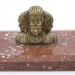 Háromfejű istenség szobor. Bronz, márvány talapzaton m: 10 cm, sz: 15 cm