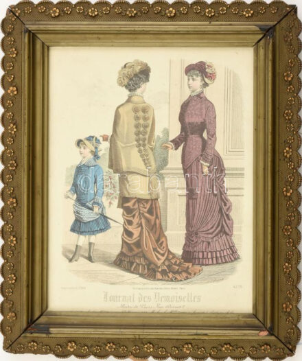 1880 Divatillusztráció a Journal des Demoiselles-ből. Színezett rotációs fametszet, papír. Jelzett a metszeten. 24x18 cm. Dekoratív, üvegezett, kissé sérült fa keretben.