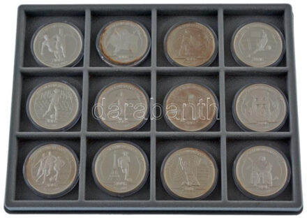 Uganda 2006. 2000Sh Ag 'A labdarúgás halhatatlanjainak csarnoka' 12xklf db érmetartó kazettában. Bizonytalan ezüsttartalmú! T:1- (PP) patina Uganda 2006. 2000 Shillings Ag 'The Hall of Fame of Football ' 12xdiff pcs in coin holder. Uncertain