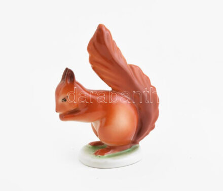 Hollóházi porcelán mókus, kézzel festett, jelzett, kis kopásnyomokkal, m: 13,5 cm