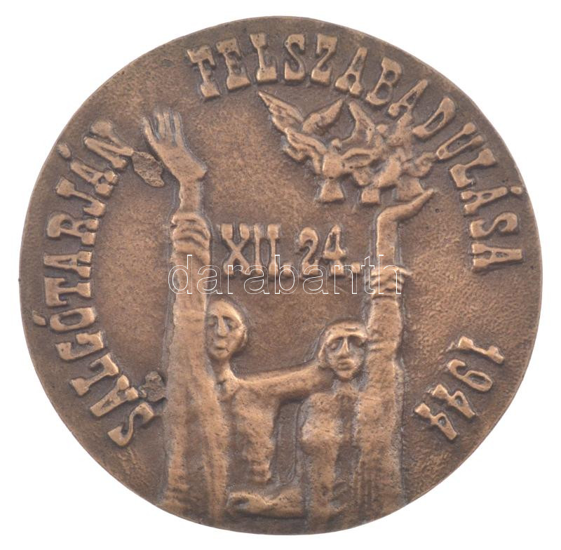 Bognár György (1944-) 1984. 'Salgótarján felszabadulása 1944' kétoldalas bronz emlékérem (80mm) T:AU,XF - Image 2