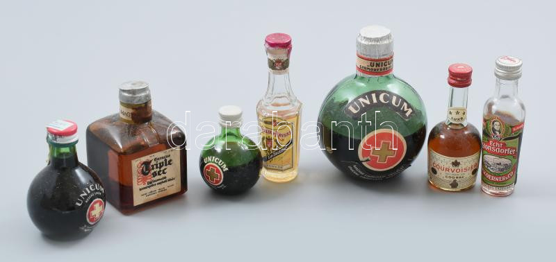 7 db vegyes ital (Unicum, Curacao Triple sec, stb.)
