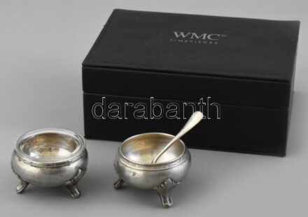 Ezüst (Ag) 2db fűszertartó, d: 5 cm, 1 db fűszerkanál, h: 7 cm, jelzett, nettó: 53,3g, egyikben üvegbetét, WMC órás dobozban.
