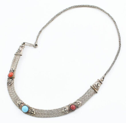 Indiai nyaklánc, piros, tűkiz kövekkel, h: 50 cm