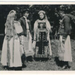 Sztána, Stana (Kalotaszeg, Tara Calatei); pártás leányok és legények. Lepage Lajos kiadása / folklore