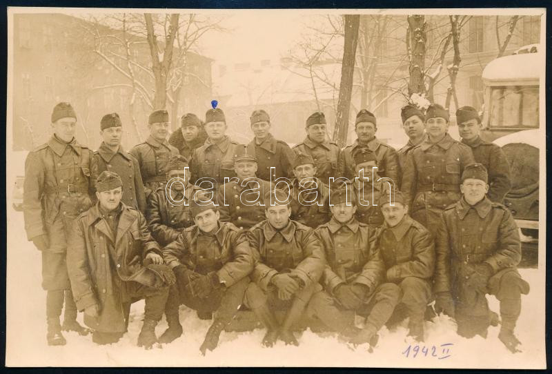 1942 Horthy-katonák csoportképe, bőr ruhában, háttérben járművel, fotó, 11×17 cm