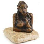 Csóka Zsuzsanna: Tenyérből fújt üzenet. Bronz, kőtalapzaton, jelzett, m: 14,5 cm