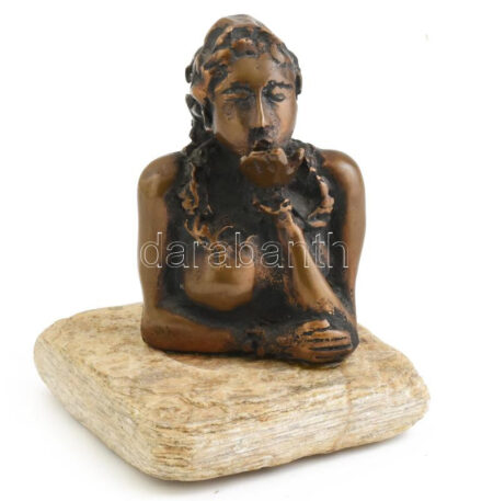 Csóka Zsuzsanna: Tenyérből fújt üzenet. Bronz, kőtalapzaton, jelzett, m: 14,5 cm