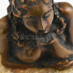 Csóka Zsuzsanna: Tenyérből fújt üzenet. Bronz, kőtalapzaton, jelzett, m: 14,5 cm - Image 2