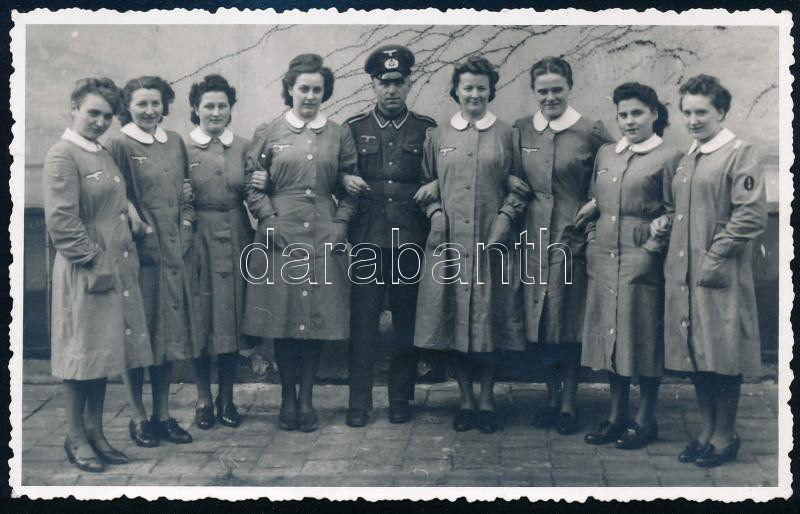 cca 1940 Német katonatiszt birodalmi sasos köpenyt viselő nővérek társaságában, fotólap, jó állapotban, 13,5x8,5 cm