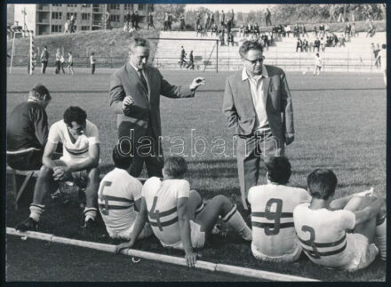 1970 A magyar labdarúgó-válogatott edzése, sajtófotó, a hátoldalon feliratozott, pecséttel jelzett (Magyar Hírek - MTI Fotó Főosztály, Szebellédy Géza felvétele), 18x13 cm