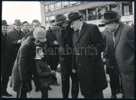 1971 Kádár János Zalában, sajtófotó, a hátoldalon feliratozott, pecséttel jelzett (Magyar Hírek - MTI Fotó Főosztály, Vigovszki Ferenc felvétele), 18x13 cm
