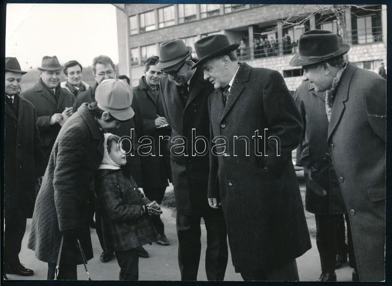 1971 Kádár János Zalában, sajtófotó, a hátoldalon feliratozott, pecséttel jelzett (Magyar Hírek - MTI Fotó Főosztály, Vigovszki Ferenc felvétele), 18x13 cm