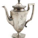 Ezüst (Ag) Berlini teáskanna, tetején a gomb fogantyú kis javításra szorul, jelzett, mester: J. Eichner. m: 26 cm, nettó: 694 g (Vésett ES monogram az oldalán)