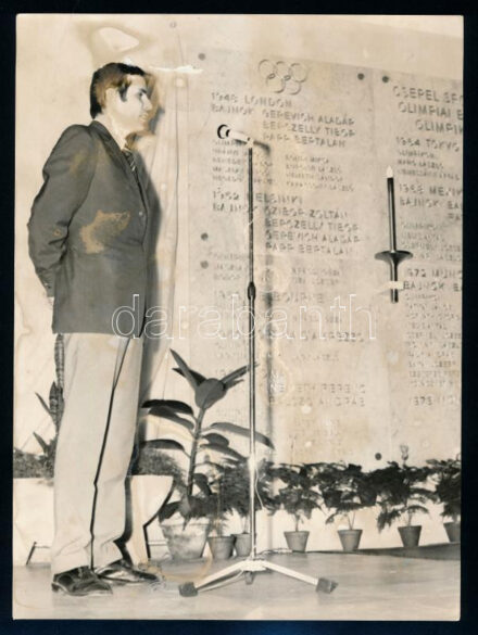 1975 Balczó András a csepeli sportolók fogadalomtételén, sajtófotó, a hátoldalon feliratozott, pecséttel jelzett, kisebb felületi sérüléssel, foltokkal, 24x18 cm