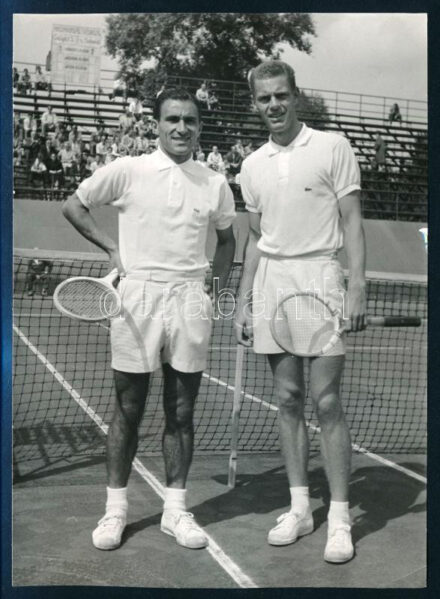 1961 Gulyás István teniszező és svéd ellenfele (Schmidt), sajtófotó, a hátoldalon feliratozott, pecséttel jelzett (Magyar Hírek - Novotta Ferenc felvétele), 18x13 cm