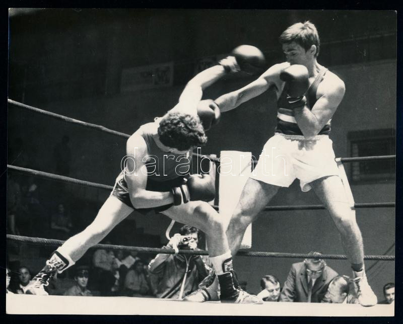1975 Badari Tibor ökölvívó mérkőzés közben, sajtófotó, a hátoldalon feliratozott, pecséttel jelzett, 22,5x18 cm