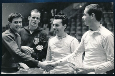 1966 Győztes magyar vívócsapat Párizsban (köztük Kulcsár Győző), sajtófotó, a hátoldalon feliratozott, pecséttel jelzett, 17x11 cm