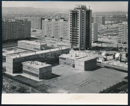 1972 Bp., Kelenföldi lakótelep, sajtófotó, a hátoldalon feliratozott, pecséttel jelzett, 16x13 cm