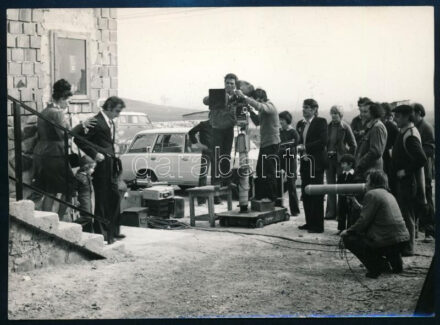 cca 1970-1980 Filmforgatás, Garas Dezső színész és a stáb, sajtófotó, a hátoldalon pecséttel jelzett (Szóvári Gyula felvétele), 18x13 cm