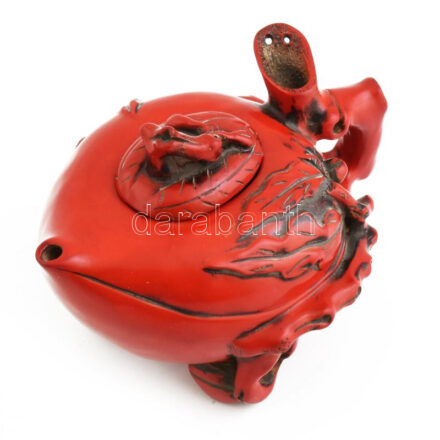 Tea kiöntő. Látványos régi Ritka korall piros plasztikus teáskanna, kínai, míves részletgazdag lakk hozzáillő figurális tetővel,hibátlan, alján jelzett. 15x 10cm