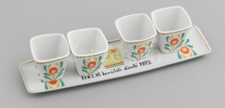Hollóházi porcelán pálinkás készlet, 4 db kupica és 1 db tálca, matricás, mind jelzett, tálcán MHSZ 25 H K. L. III. kerületi döntő egyedi felirattal, apró kopásnyomokkal, tálca 6x21,5x1 cm, kupica m: 4 cm