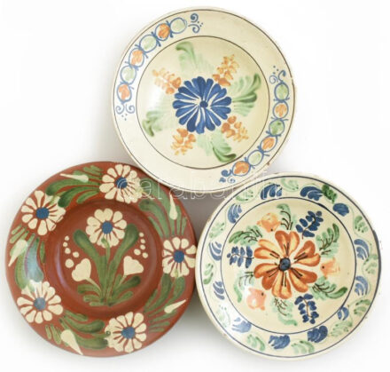 Erdély XX. sz. eleje. 3 db kézzel festett, mázas cserép tányér, Jelzés nélkül, hibátlan d: 20 cm
