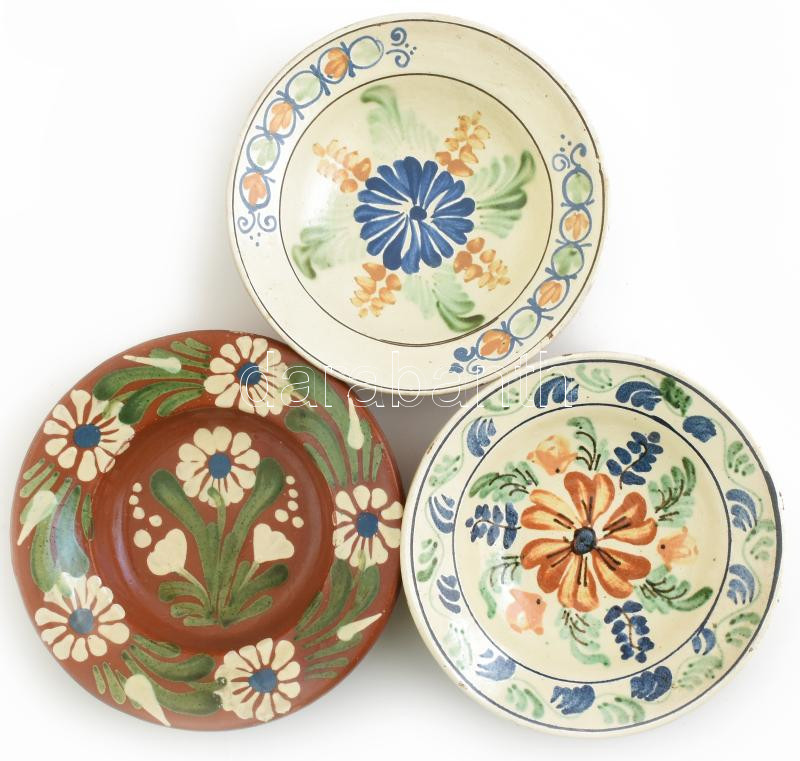 Erdély XX. sz. eleje. 3 db kézzel festett, mázas cserép tányér, Jelzés nélkül, hibátlan d: 20 cm